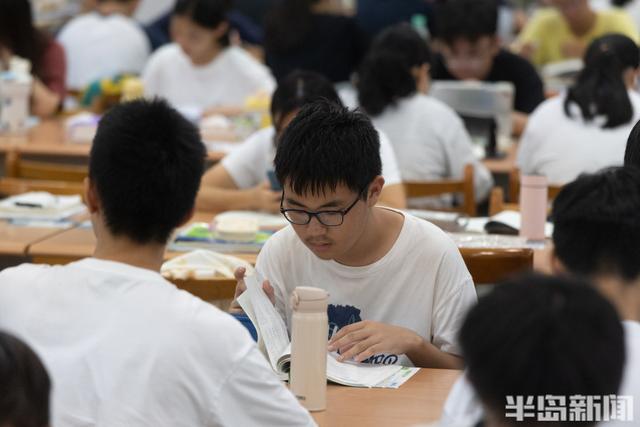 比景区更火！暑期青岛图书馆“一座难求”