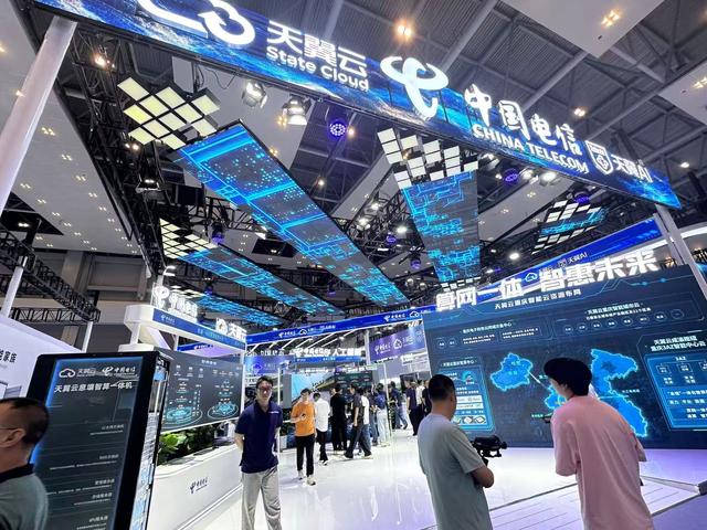 签约项目超2000亿！机器人、智能汽车集中亮相|直击2025智博会