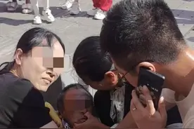 景区内大爷突感不适摔倒，河南女子立即拿出速效救心丸：我是救援队员，这些都随身带图片