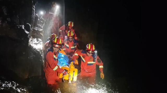 驴友骨折被困深山！“蓝朋友”冒雨彻夜营救……