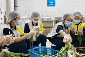 四川泸州一中学把食堂变“课堂”：学生轮岗当“帮厨”，切菜掌勺样样试图片