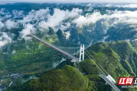 向云端，山那边…高空俯瞰壮美的矮寨大桥图片