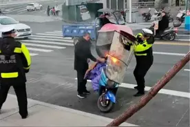 湖北保康路边一摩托车自燃起火，交警：端水扑灭！一开始车主想用挡风被覆灭火苗图片