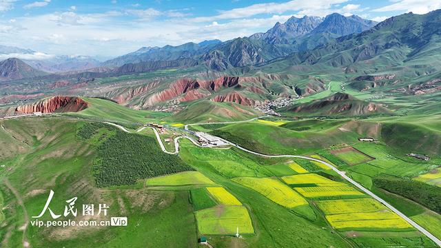 青海祁连：卓尔山风景壮美