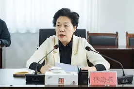 青岛西海岸新区人大常委会党组书记佟海燕一行列席灵珠山街道理论学习中心组集体学习研讨会图片