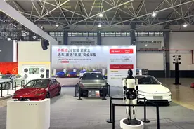 特斯拉人形机器人首次登场贵阳国际车展图片