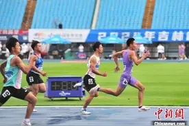 千余名吉林田径小将雨中角逐图片
