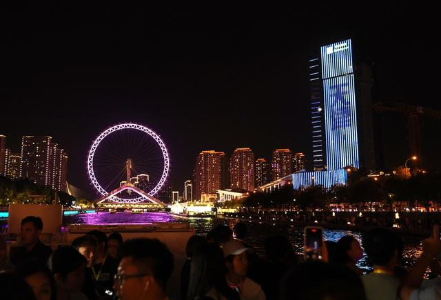 上合组织天津峰会丨中外记者感受海河夜景文化