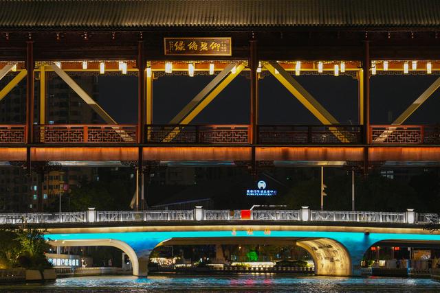 江苏无锡：京杭大运河秋日夜景美如画
