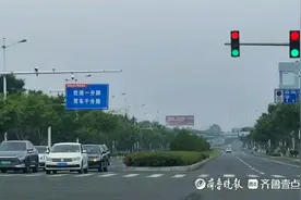 情报站|烟台蓬莱一路口信号灯出现故障，红灯绿灯同时亮存隐患图片