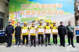 一批“零违法”外卖骑手，在济南获得“等灯等灯奖”图片