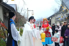 游客直呼“太养眼！”黄梅县问梅村驻演的黄梅戏传人颜值高功夫还硬图片