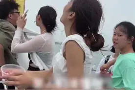 拍客｜女子投喂海鸥反被“送礼” 听到笑声才发现事情并不简单图片