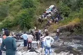 印度一客运大巴坠崖已致36人死亡，该地区客车坠崖事故频发图片