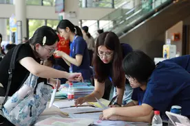 一小时完成报到，汕头大学5600名新生入学！图片