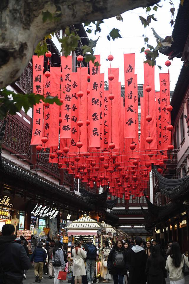 豫园灯会：从九曲桥畔的“山海旷野”，到外滩江岸的现代风华！六大灯区闪耀上海最正宗的“年味”路线|新春闹灯会·古镇过大年⑨