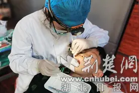 襄阳市人民路小学学生接受免费窝沟封闭服务图片