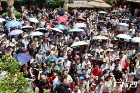 “姜太公”钓鱼引客来，炭河古城“五一”游客如潮图片