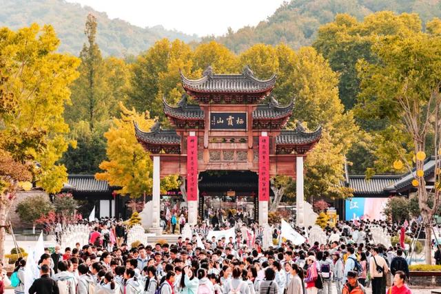 “今天我去栖霞山了！”