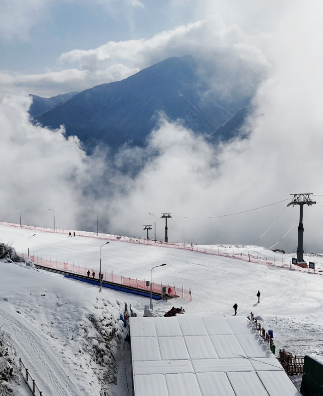 青睐绵阳 || 冰雪奇观+雪地撒欢！平武虎牙滑雪场即将开放，这个冬天等你来畅玩~
