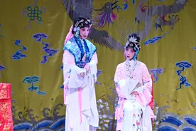 00后大学生耗时小半年自费办京剧票友演唱会，想让更多的年轻人感受京剧的魅力图片