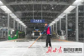 【2024春运进行时】新年第一场雪 铁路出行安全有保障图片