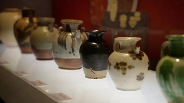 奉贤博物馆“露华浓深”展即将收官，一众明星观众低调现身观展