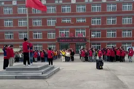 阳信县流坡坞镇中心小学西校区举行清明节缅怀先烈主题升旗仪式图片