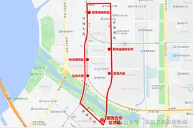 外国小伙坐上深圳首台无人驾驶公交：好像在未来！图片