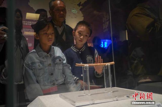双节首日河南博物院迎来参观热潮