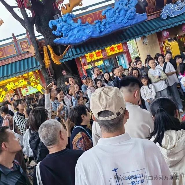 金秋国庆，雨幕真情：九曲黄河万里情和游客的双向奔赴