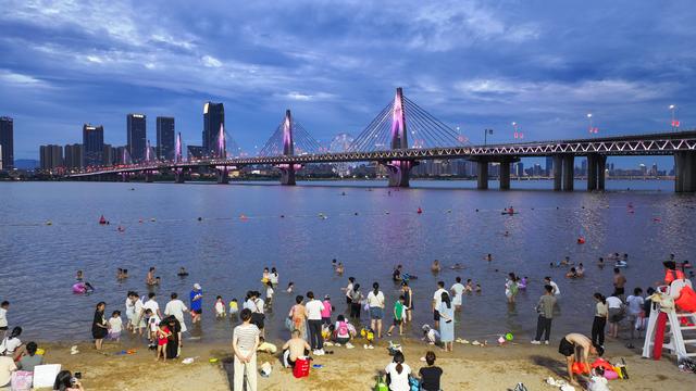 暑期消费乘“热”而上，夏日经济活力澎湃