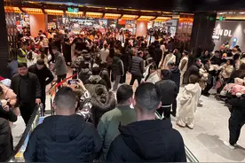 胖东来“限购”后新变化：每晚8点打烊图片