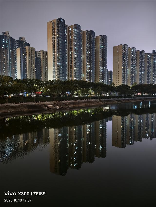 完美小屏影像旗舰！vivo X300手机评测：随手一拍就有德味 高阶技巧信手拈来