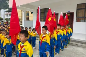 关岭：260名新队员光荣加入少先队图片