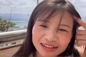 百万网红小英透露想让女儿出国留学，曾因“送养女孩”引热议，小英夫妇已无共同关联公司图片