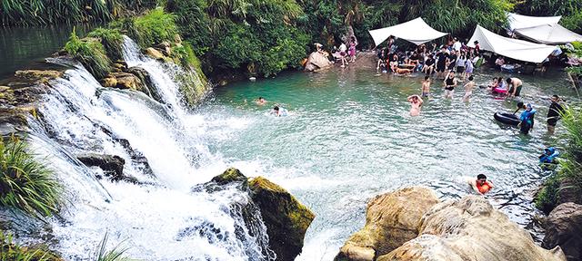 从“看风景”到“融于自然” 夏日出游，咸宁溯溪为何出圈？