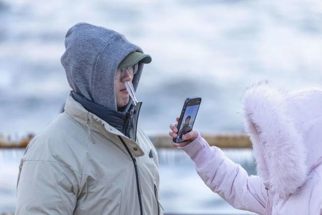 今早实拍！日照海边结冰了！低温还要持续几天？