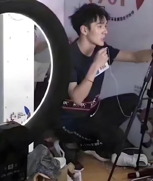 风暴眼丨李佳琦想退休，薇娅黯然退场，直播电商的黄金时代结束了？