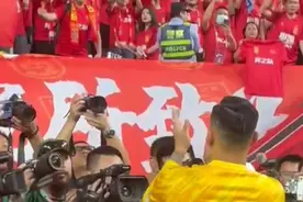 果然视频丨屡次上演精彩扑救，球迷赛后高呼王大雷的名字图片