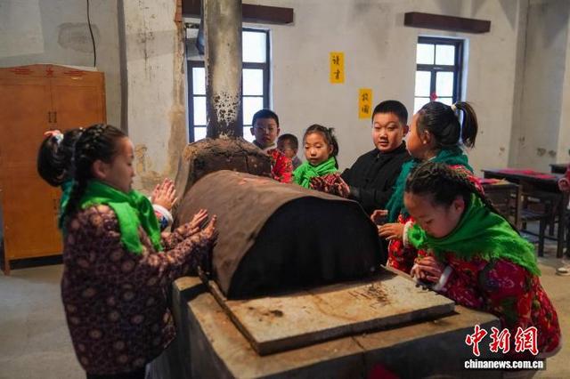 黑龙江铁力：游客沉浸式体验林区生活