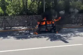 蓄电池故障 北京门头沟一电动三轮车在行驶时起火图片