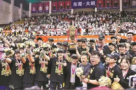 时隔六年再夺冠！广东女篮加冕总冠军图片