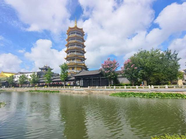 一河承旧岁，烟火漫平望