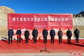 柴达木盆地诺木洪水库下闸蓄水图片