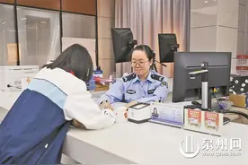 身份证期满前6个月可换领 高三学生10分钟办完图片