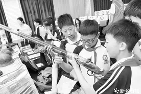 触摸抗战实物 传承红色基因图片