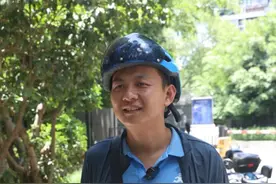 福州“蓝衣小哥”找到了！他说：被雨淋过，就想为人撑把伞图片