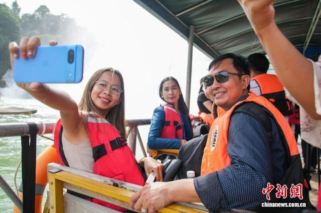 抓住暑假尾巴 中国首个跨境旅游合作区游人如织