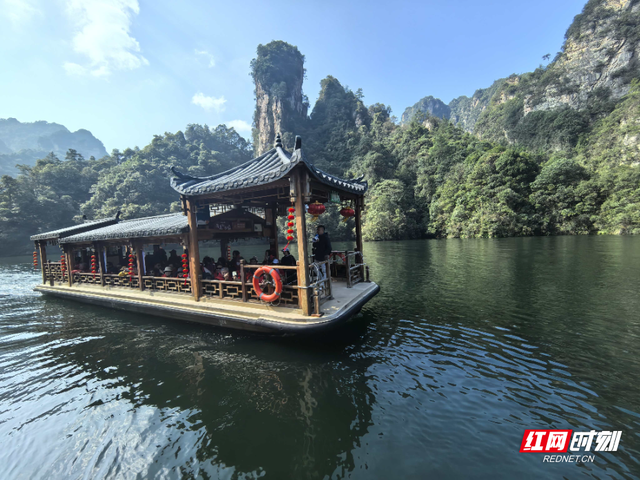 张家界宝峰湖错峰游人气旺 ，“韩流” 涌动凸显国际吸引力